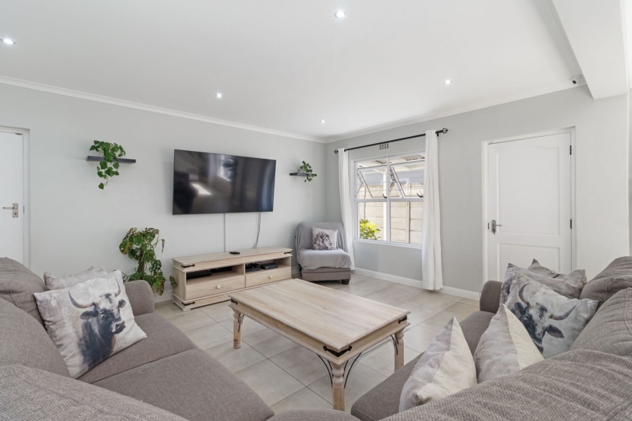 To Let 4 Bedroom Property for Rent in Sunningdale Western Cape